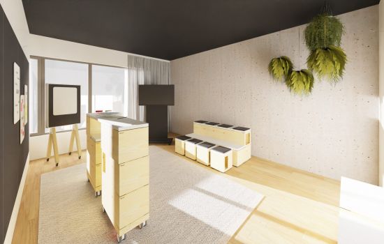 Skizze eines Raumes mit Draufblick. An zwei Wänden Möglichkeiten zum Anpinnen. Links an der Wand Videowand mit vier Bildschirmen. Mittig Holzboden mit L-förmigem Tisch und Hockern sowie Konferenzbestuhlung und zwei weiteren Büroelementen im Raum.