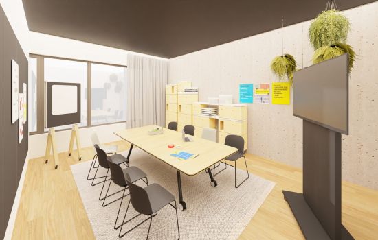 Skizze eines Raumes mit Draufblick. An zwei Wänden Möglichkeiten zum Anpinnen. Links an der Wand Videowand mit vier Bildschirmen. Mittig Holzboden mit L-förmigem Tisch und Hockern sowie Konferenzbestuhlung und zwei weiteren Büroelementen im Raum.